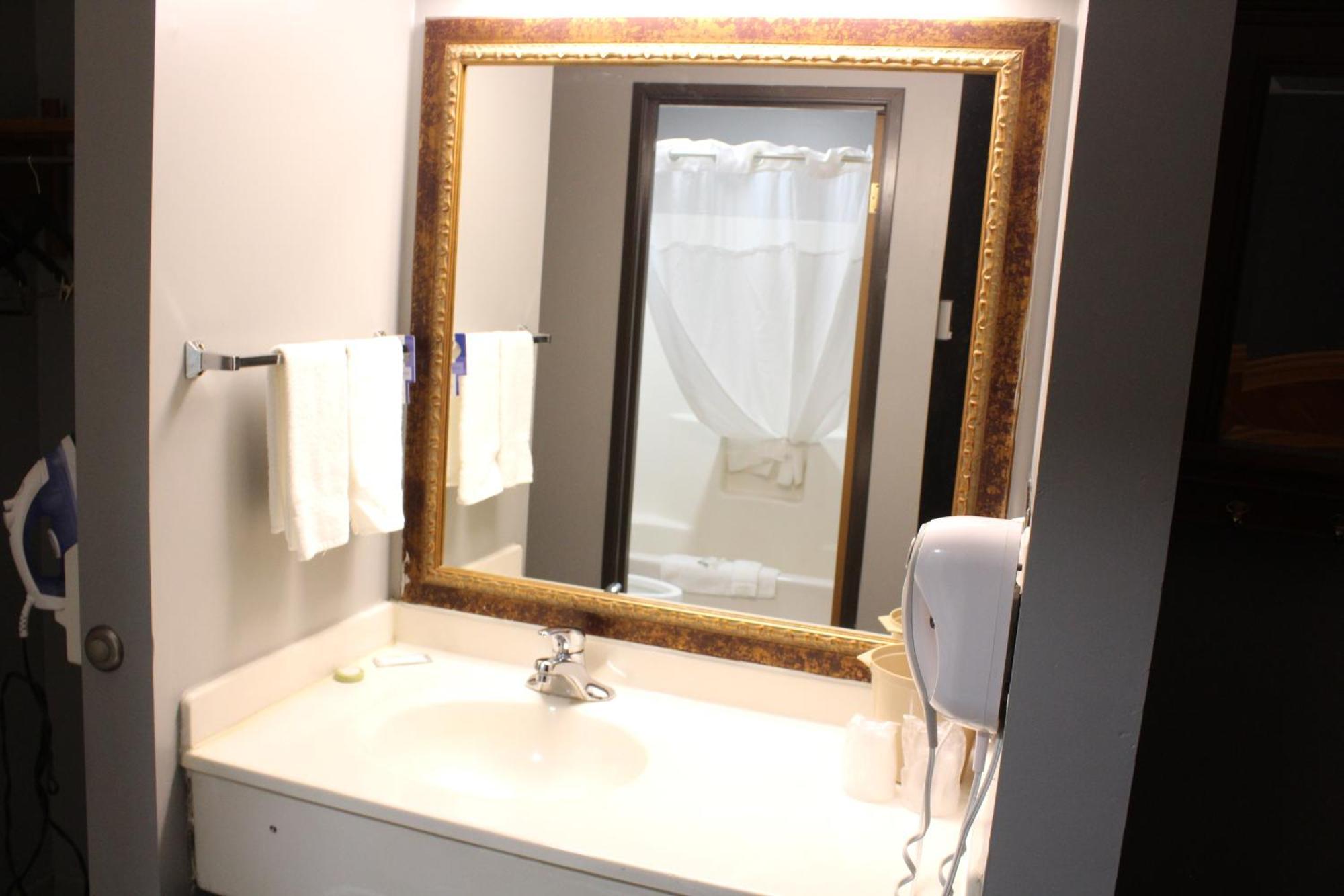 American Inn And Suites Ionia Extérieur photo